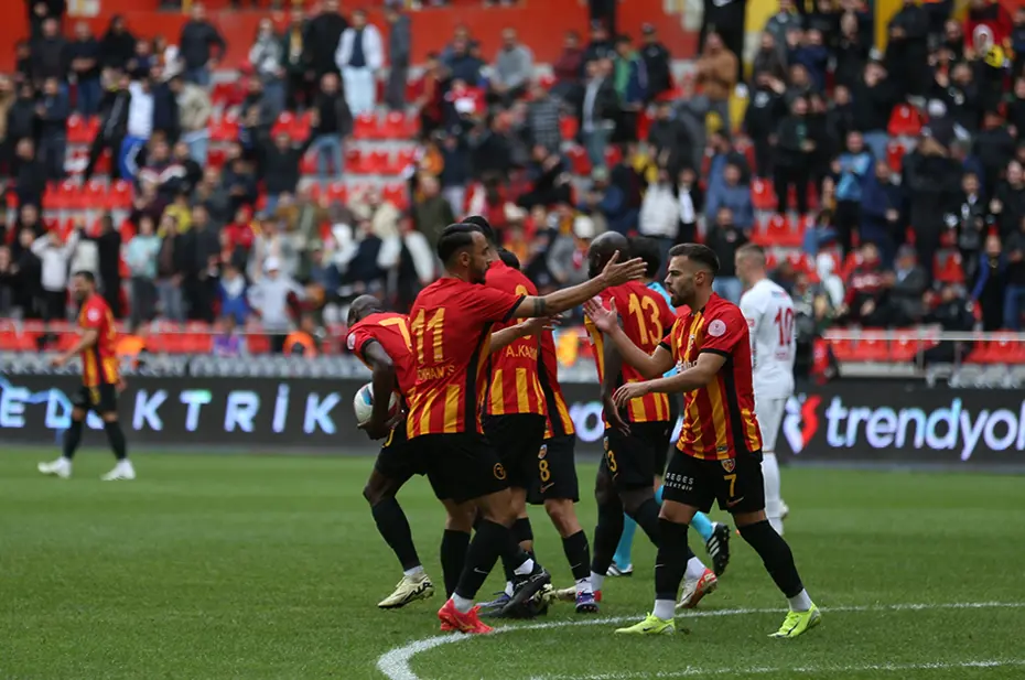 Süper Lig'de 17 haftanın seyirci raporu: Zirvede hangi takım var? - 15