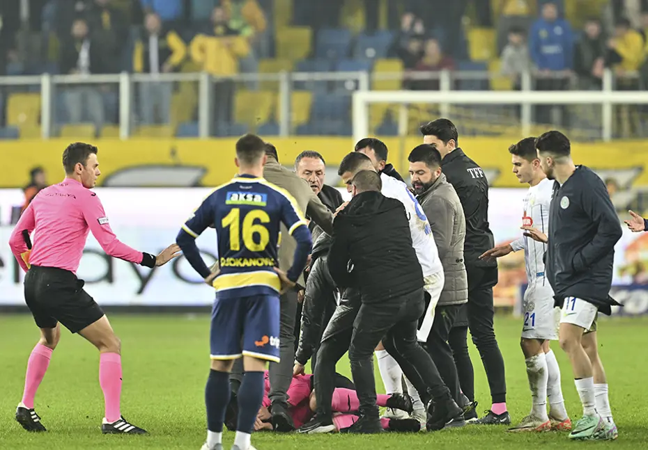 Halil Umut Meler'e saldırı dış basında: "Hakeme korkakça dayak saldırısı" - 5 Halil Umut Meler'e saldırı dış basında: "Hakeme korkakça dayak saldırısı" - 5