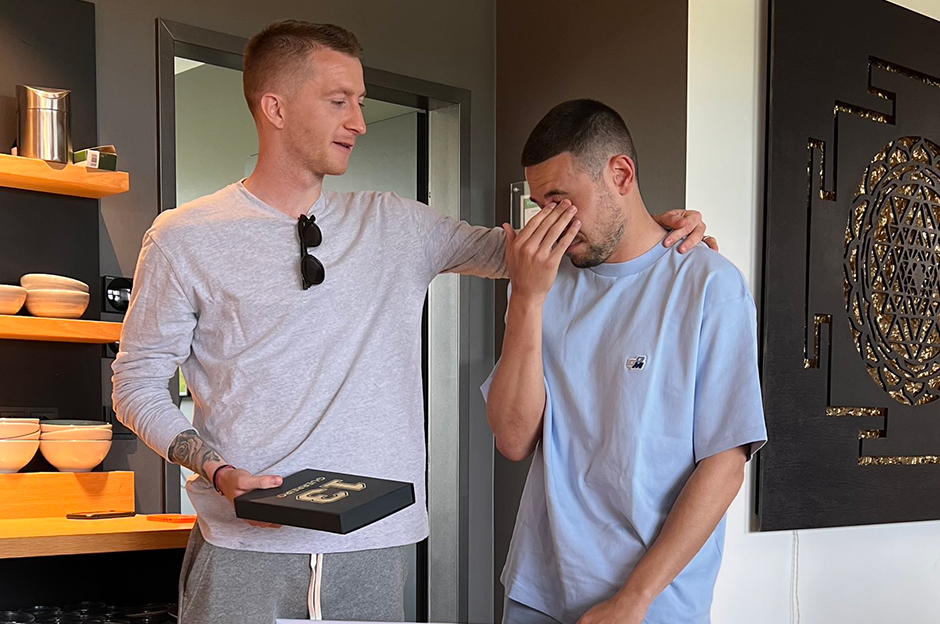 Adı Galatasaray'la anılıyordu, ağlayarak veda etti