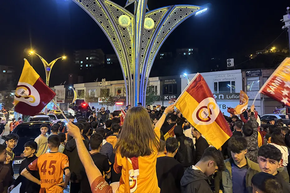 Galatasaraylı taraftarların şampiyonluk ve 5. yıldız kutlamalarından unutulmaz fotoğraflar - 39 Galatasaraylı taraftarların şampiyonluk ve 5. yıldız kutlamalarından unutulmaz fotoğraflar - 39