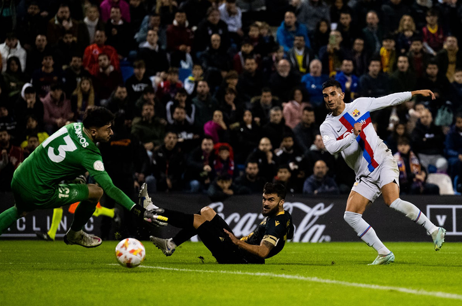 Barcelona'yı 3. kümede oynayan eski futbolcusu terletti!