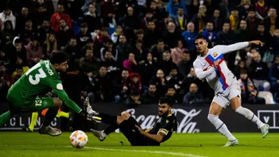 Barcelona'yı 3. kümede oynayan eski futbolcusu terletti!