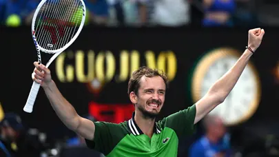 Daniil Medvedev 4 saatlik maç sonrası yarı finalde