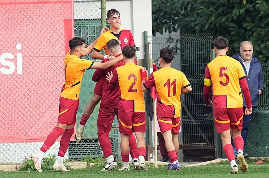 Tarihi fark: Galatasaray - Fenerbahçe U17 derbisinde 9 gol - 3 Tarihi fark: Galatasaray - Fenerbahçe U17 derbisinde 9 gol - 3
