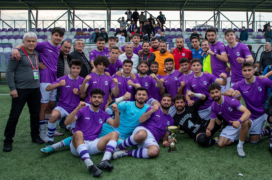 16-0'lık galibiyet şampiyonluğu getirdi; depremzede futbolculardan tarihi başarı