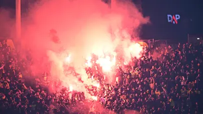 Galatasaray - Fenerbahçe derbisinde korkutan anlar: Hakem maçı durdurdu