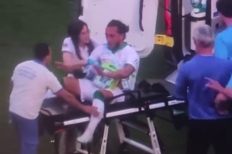 İZLE | Sahada kalp krizi geçirdi; ambulansa bindirilirken ayaklanıp oyuna devam etmek istedi