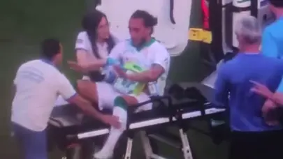 Sahada kalp krizi geçirdi; ambulansa bindirilirken ayaklanıp oyuna devam etmek istedi