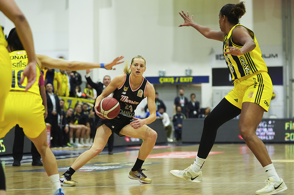 Fenerbahçe Opet şampiyonluğa bir adım uzakta