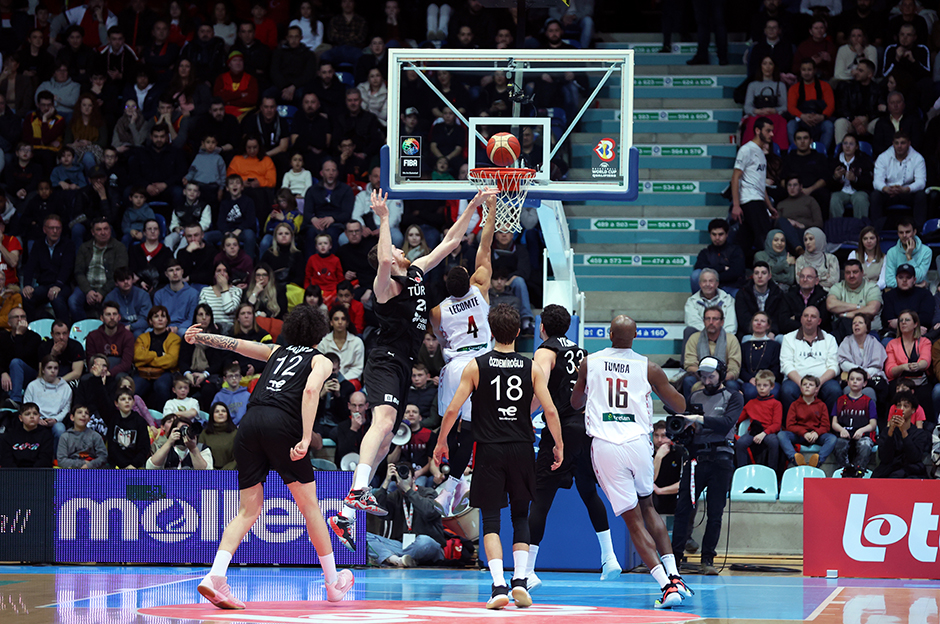 12 Dev Adam galibiyetle veda etti