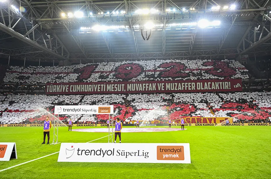 Galatasaray-Beşiktaş derbisinde Türkiye Cumhuriyeti’nin 100. yılına özel koreografi - 4