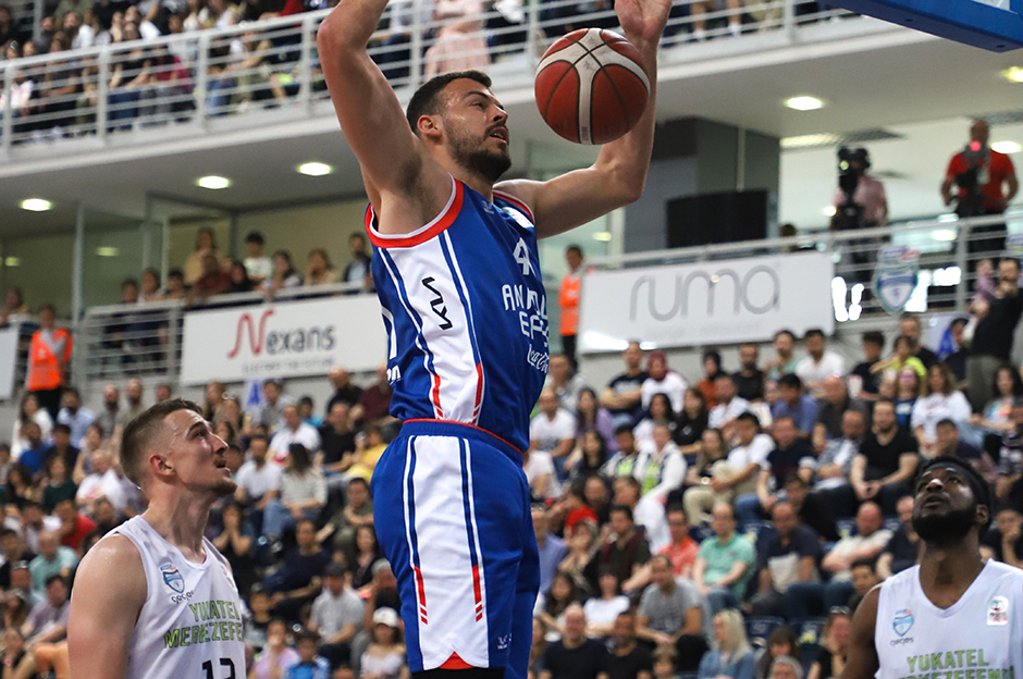 Anadolu Efes'ten farklı galibiyet