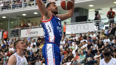 Anadolu Efes'ten farklı galibiyet