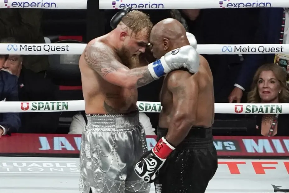 Herkes Jake Paul'un maç sonu ringde Mike Tyson'a yaptığı hareketi konuşuyor - 8