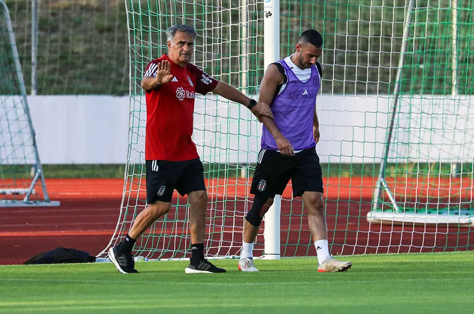 Burak Yılmaz'la konuştu ve antrenmanı yarıda bıraktı - 20 Burak Yılmaz'la konuştu ve antrenmanı yarıda bıraktı - 20