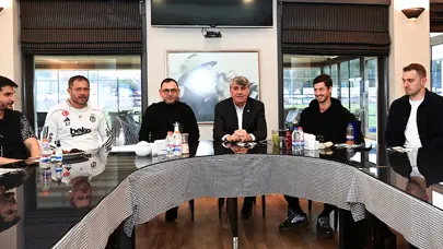 Beşiktaş'ta Serdal Adalı, teknik heyet ve futbolcularla bir araya geldi