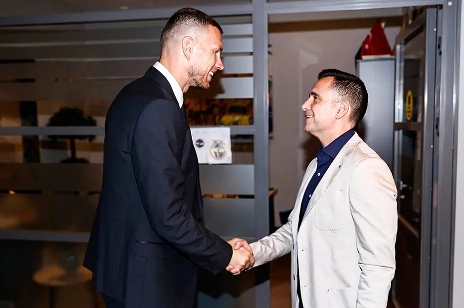 Fenerbahçe'de teklif bu kez futbolcuya değil: Sürpriz talip çıktı - 2