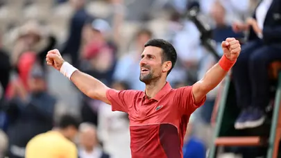 Novak Djokovic, Wimbledon'da korta çıkmadan yarı finale yükseldi