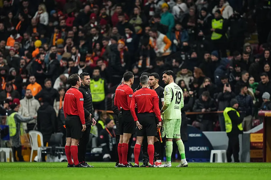 Avrupa basını, Galatasaray-Adana Demirspor maçını konuşuyor: "Türk futbolunda skandal" - 11 Avrupa basını, Galatasaray-Adana Demirspor maçını konuşuyor: "Türk futbolunda skandal" - 11