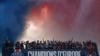 PSG önce Macron'u ziyaret etti, sonra statta şampiyonluğu kutladı