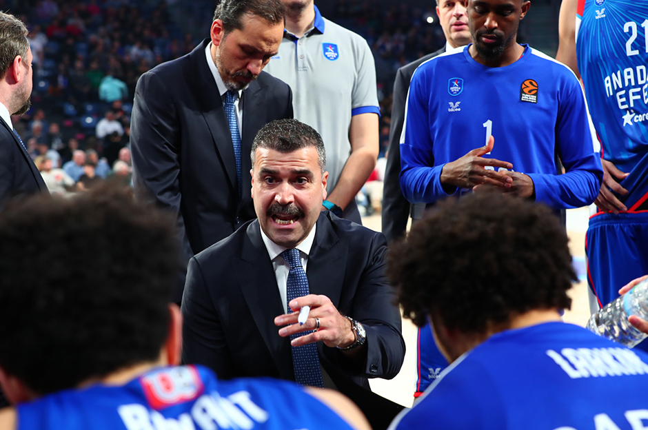 Anadolu Efes, Baskonia Vitoria-Gasteiz deplasmanında