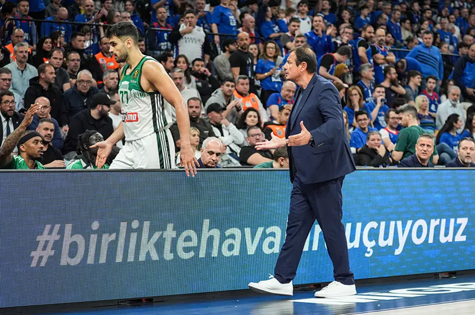 Ergin Ataman'dan şok sözler: Tribünlerle gerildi, sahayı terk etti - 2