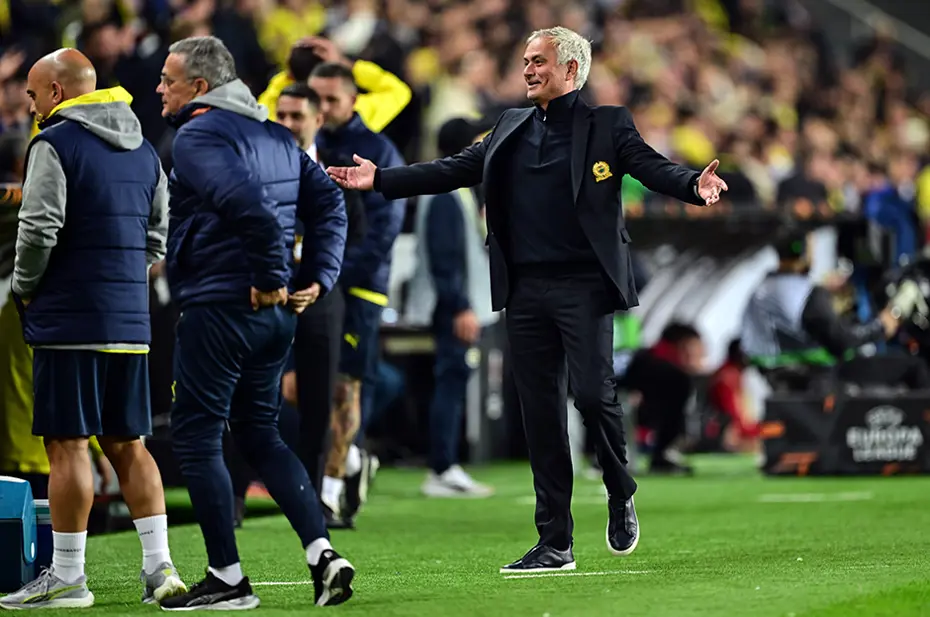 İngiliz basınında manşetlere Mourinho damgası: "Sahayı terk etmesi bir asır sürdü" - 7