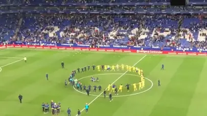 Şampiyonluk kutlamalarında çirkin anlar: Espanyol taraftarları Barcelona oyuncularını kovaladı