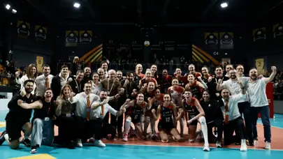 Sultanlar Ligi'nde Vakıfbank'ın serisi Eczacıbaşı bitirdi