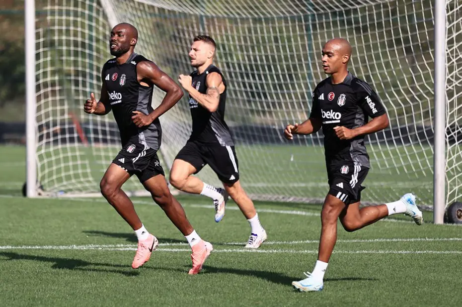 Beşiktaş'ta değişiklik: Giovanni van Bronckhorst Eyüpspor maçının 11'ini belirledi - 4