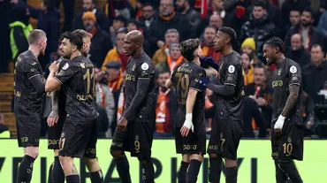 Maç sonu Trabzonsporlu futbolcular arasında tartışma