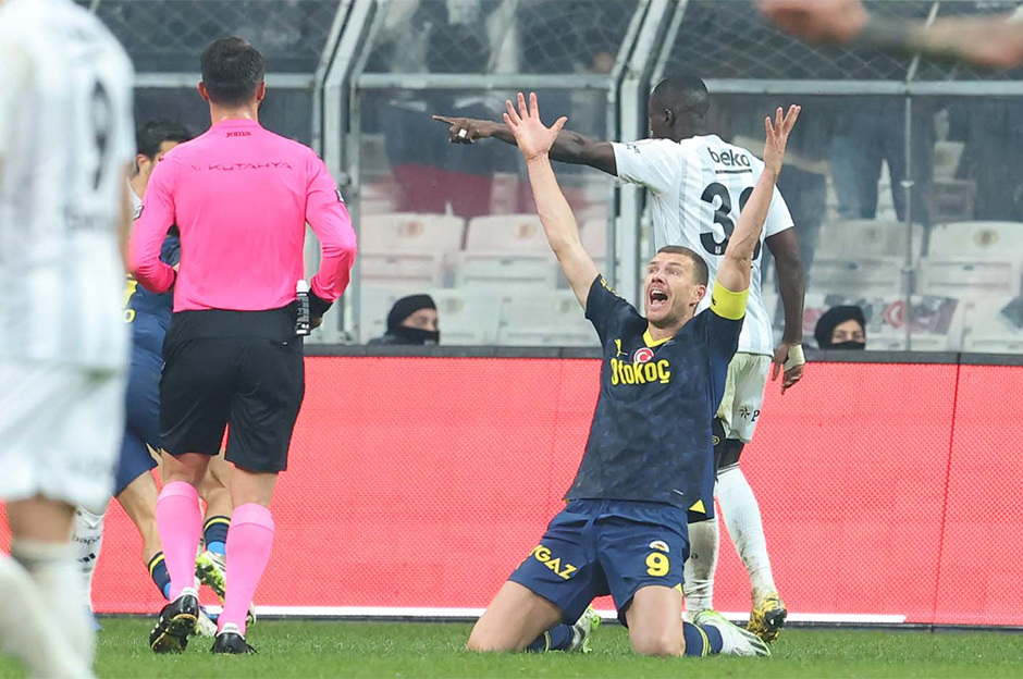 Fenerbahçe-Beşiktaş derbilerinde kartlar havada uçuşuyor