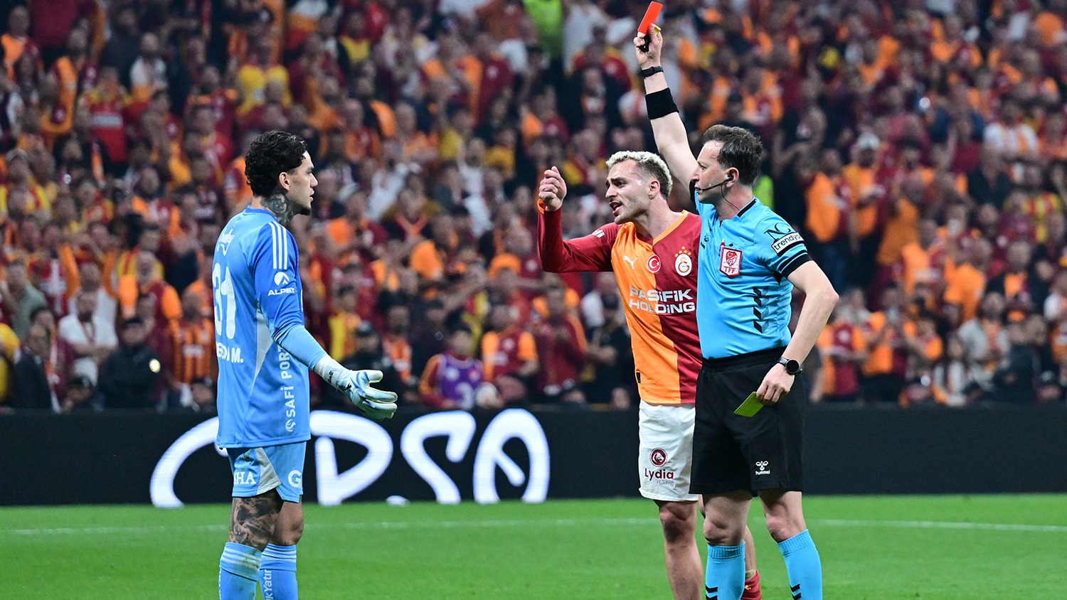 Kırmızı kart gören Ederson: 