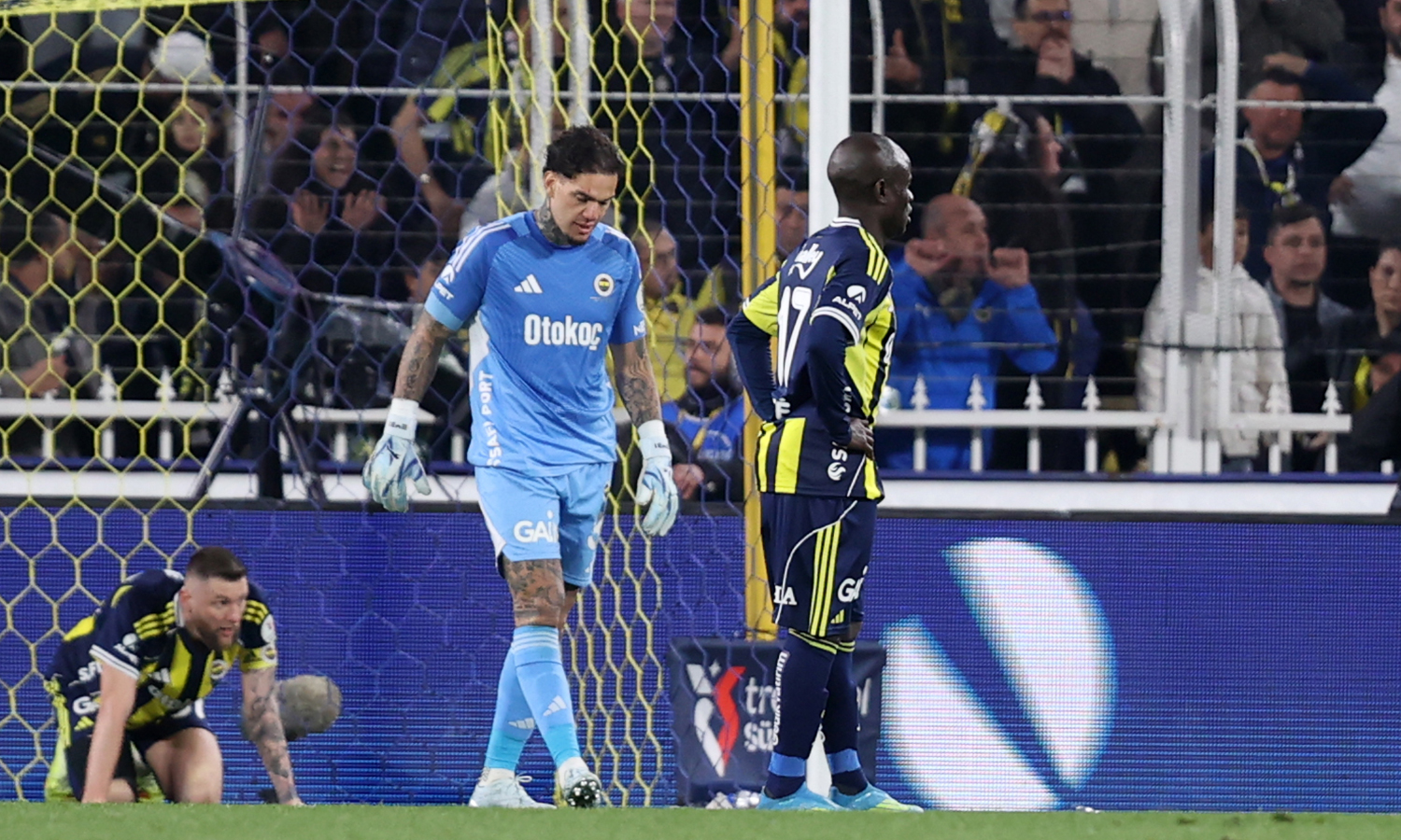 Maç biter bitmez Fenerbahçe tribünlerinden Ederson'a tepki