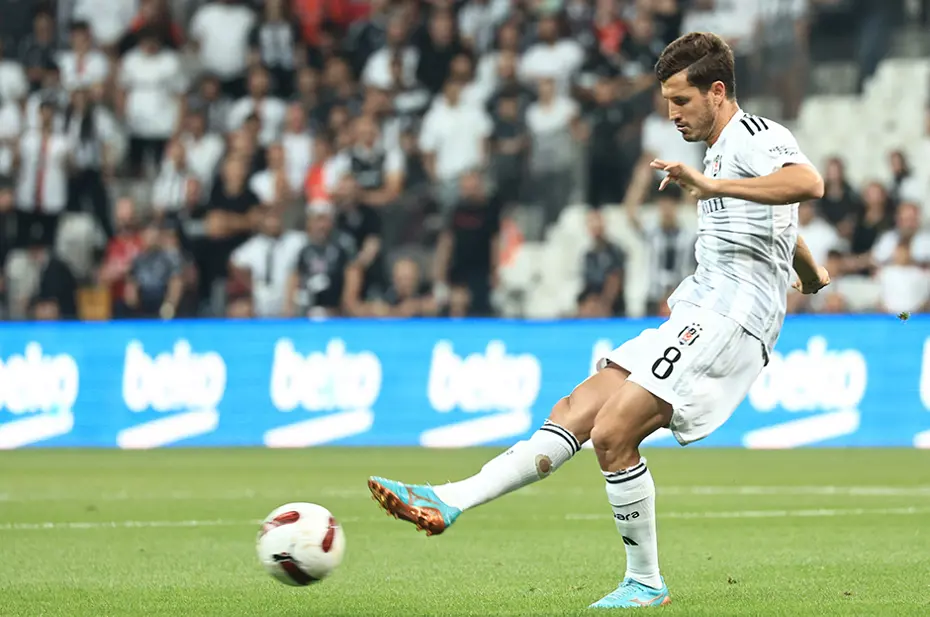 Sözleşmesi sezon sonunda bitecek olan Salih Uçan'a sürpriz talip - 4