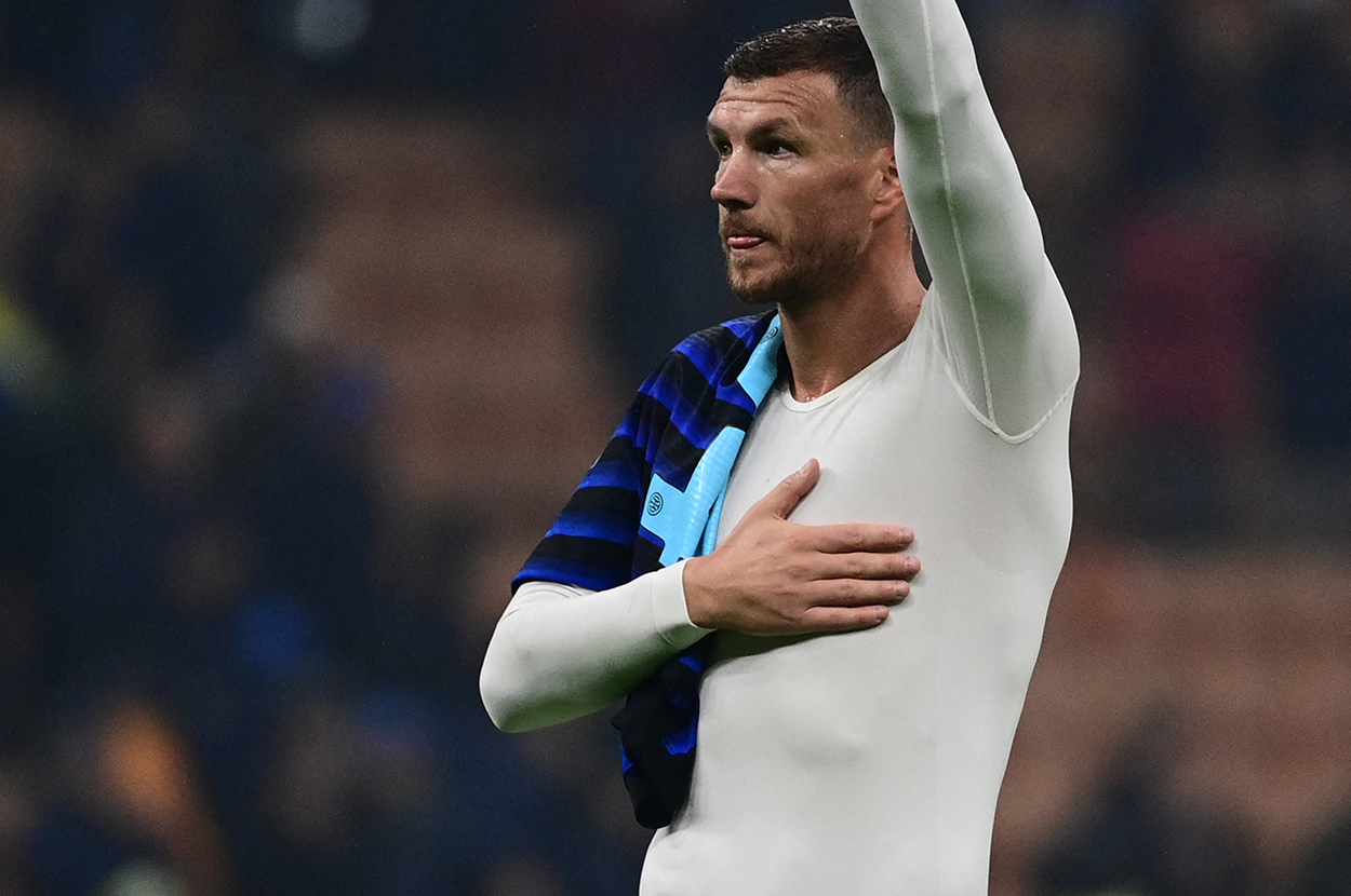 Edin Dzeko'nun kırmızı kartı Almanya'yı salladı! Hakem tepkilerin ardından her şeyi anlattı