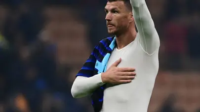 Edin Dzeko'nun kırmızı kartı Almanya'yı salladı! Hakem tepkilerin ardından her şeyi anlattı Edin Dzeko'nun kırmızı kartı Almanya'yı salladı! Hakem tepkilerin ardından her şeyi anlattı