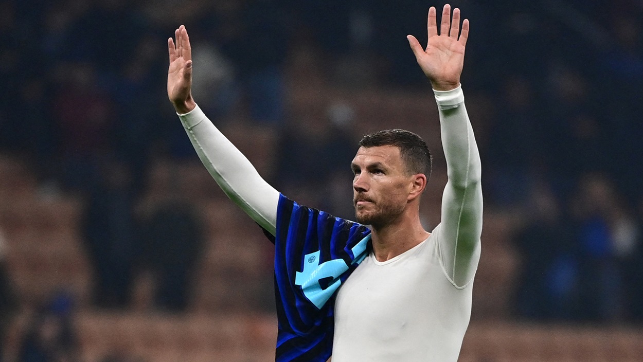 2 gol atıp oyundan çıkarılan Dzeko, kulübede kabusu yaşadı: Son düdük çaldığında stat buz kesmişti