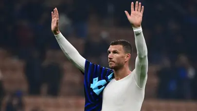 2 gol atıp oyundan çıkarılan Dzeko, kulübede kabusu yaşadı: Son düdük çaldığında stat buz kesmişti 2 gol atıp oyundan çıkarılan Dzeko, kulübede kabusu yaşadı: Son düdük çaldığında stat buz kesmişti