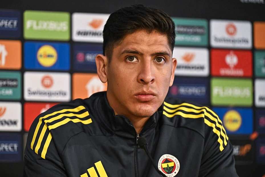 Edson Alvarez'den Stuttgart maçı biter bitmez sakatlık açıklaması geldi: Bacağının son hali korkutmuştu - 1 Edson Alvarez'den Stuttgart maçı biter bitmez sakatlık açıklaması geldi: Bacağının son hali korkutmuştu - 1