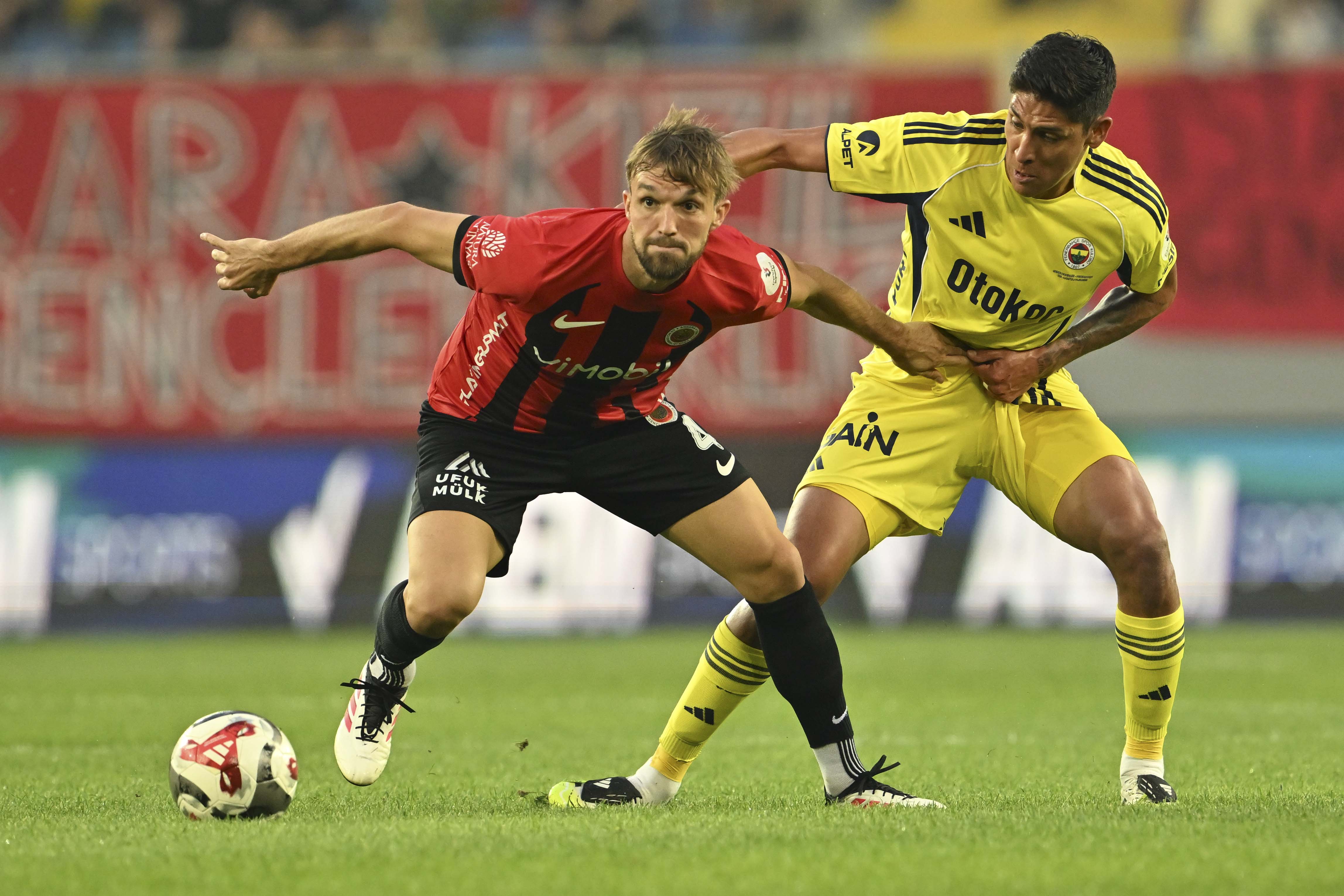 Fenerbahçe'nin 'Taze' Transferi Alvarez, Daha Isınmadan Sakatlandı!