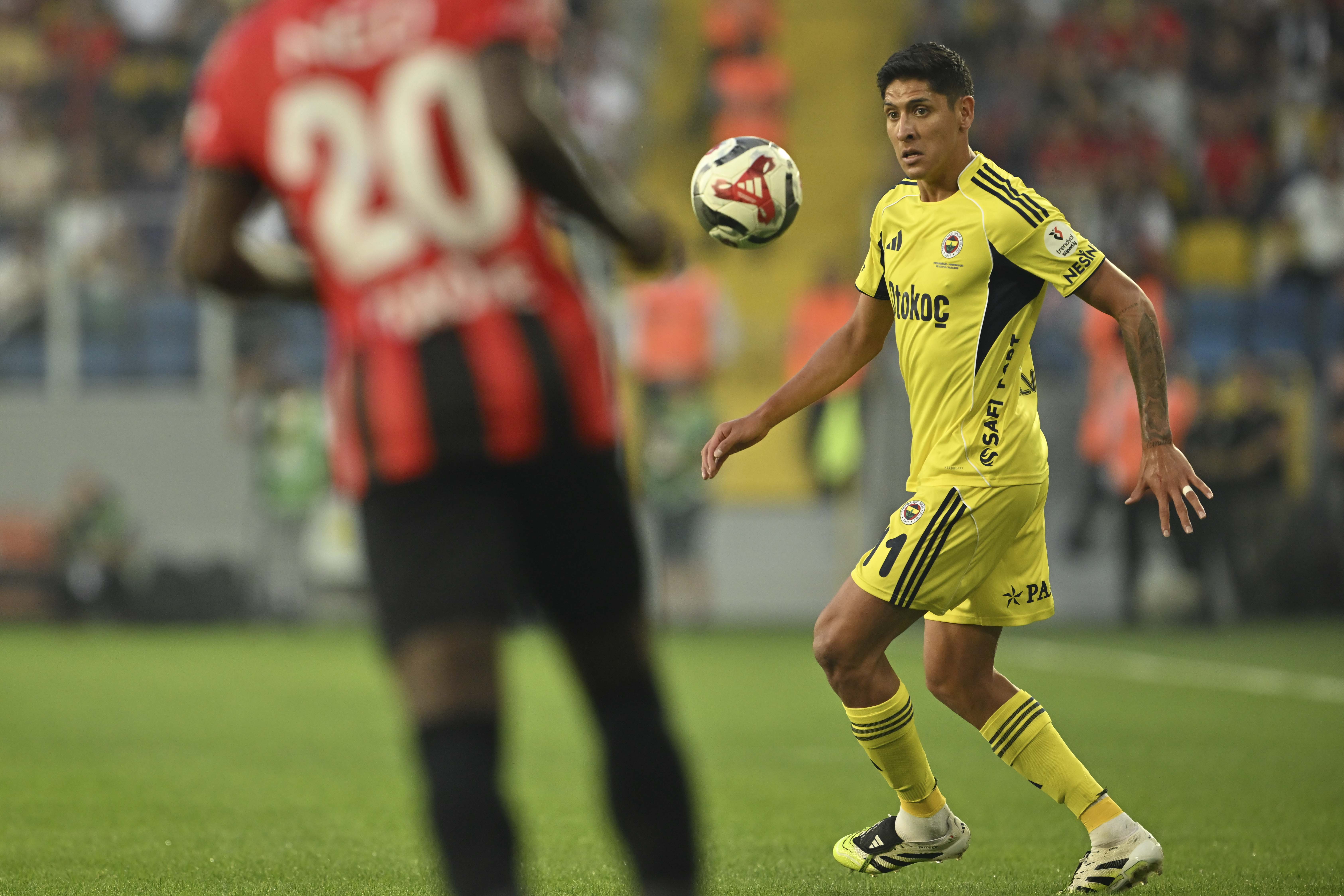 Fenerbahçe'nin 'Sakin Gücü' Alvarez, CONCACAF'ı Salladı: Yılın Oyuncusu Adayı Oldu Ama Kimler Rakip Belli Değil!