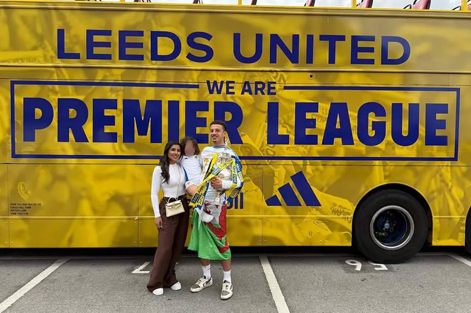 Galatasaray formalı fotoğraf, Leeds'te krize yol açtı - 1