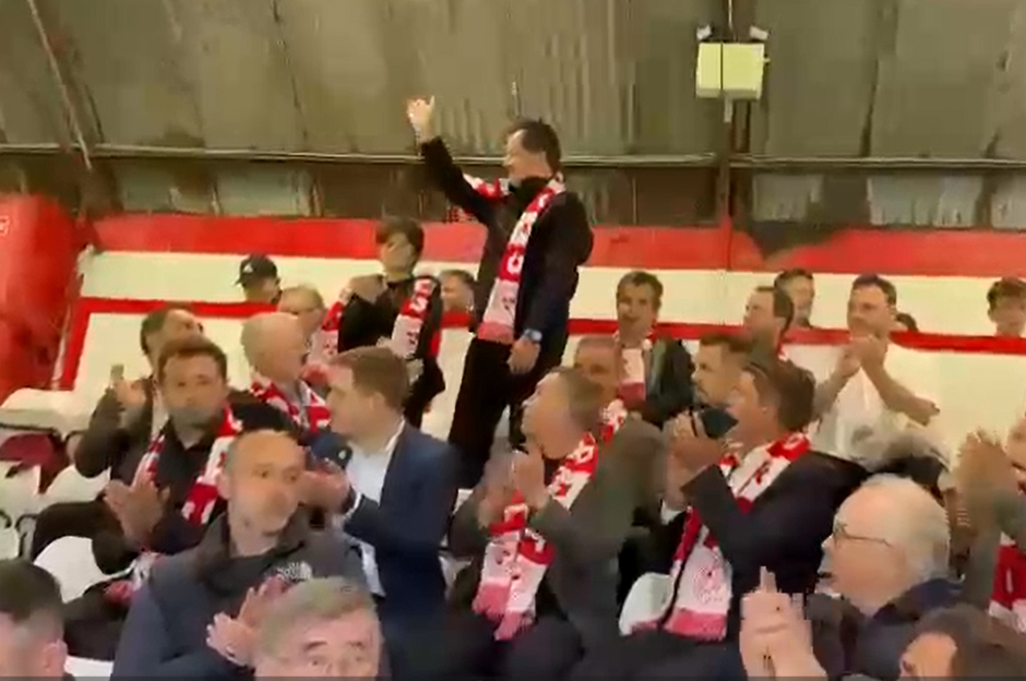 Acun Ilıcalı yeni takımının stadında alkışlandı