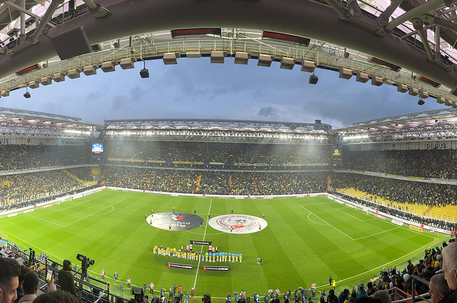 Fenerbahçe tribünlerinden "istifa" tepkisi
