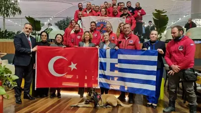 Yunan arama kurtarma ekibi gözyaşlarıyla uğurlandı