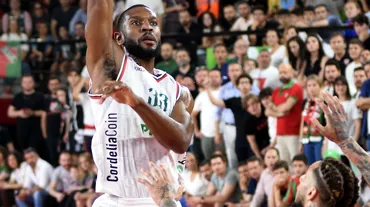 Vitto Brown 1 yıl daha Karşıyaka'da