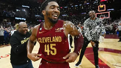 71 sayı kaydeden Donovan Mitchell'den kariyer rekoru!