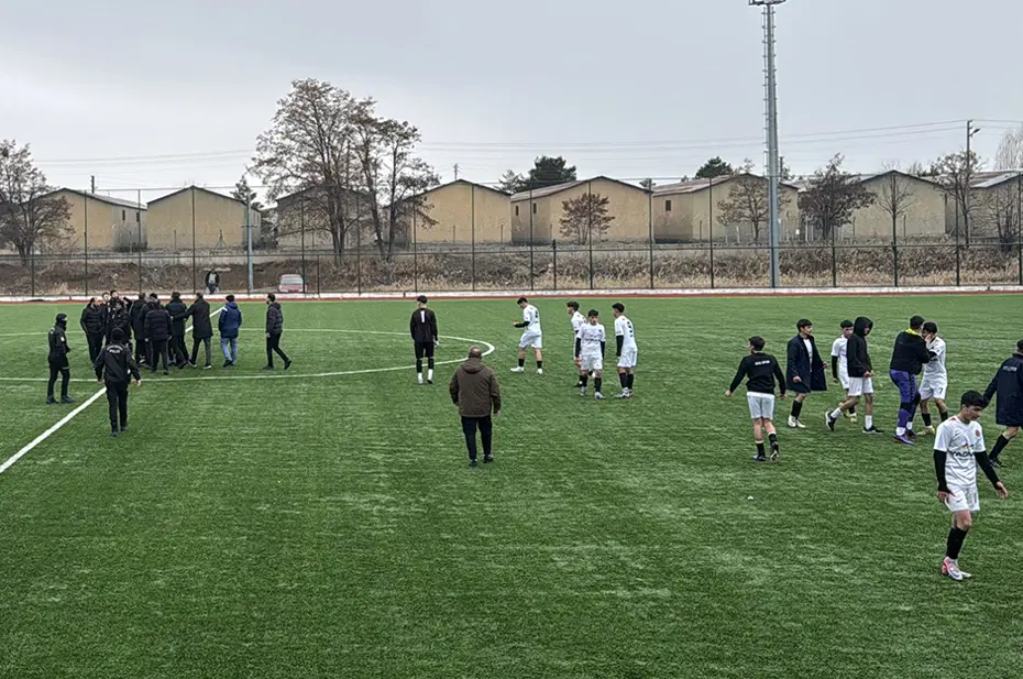 Sivas'taki maçta olay: Yönetim zemine inip takımı sahadan çekti - 3 Sivas'taki maçta olay: Yönetim zemine inip takımı sahadan çekti - 3