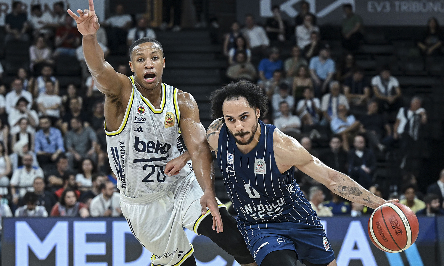 Anadolu Efes seride ilk galibiyetini aldı
